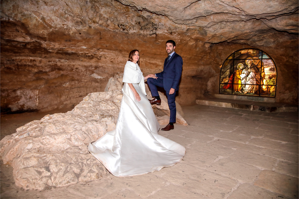 clasica foto de boda en San Saturio junto a cristalera en la cueva