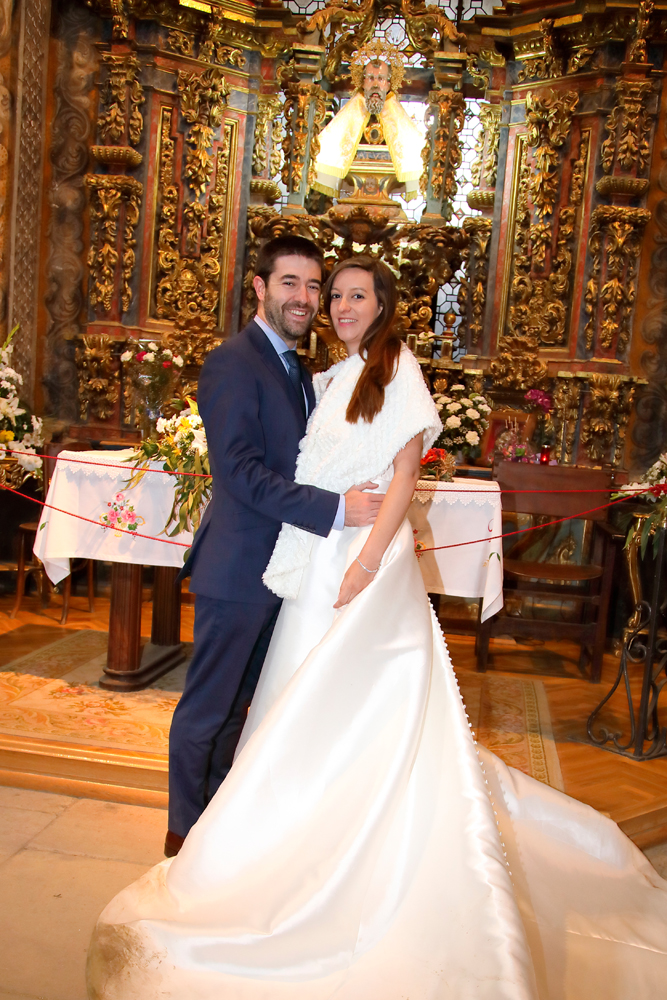 posado de boda en iglesia ermita de San Saturio Soria en el altar
