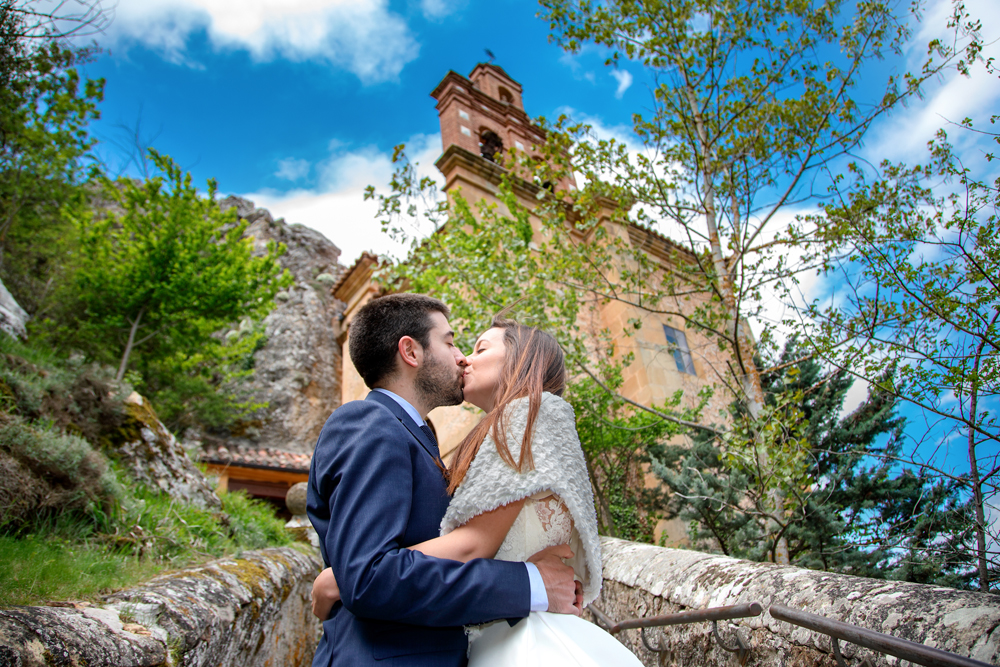impresionante fotografia de reportaje de boda en la ermita de San Saturio en Soria