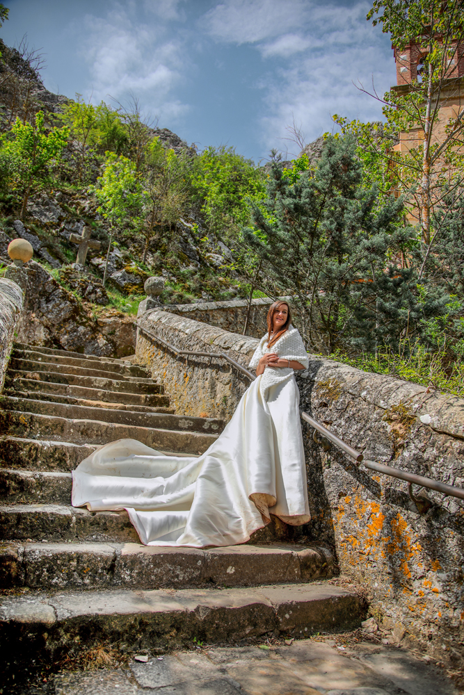 novia posando en escaleras de San Saturio Soria.