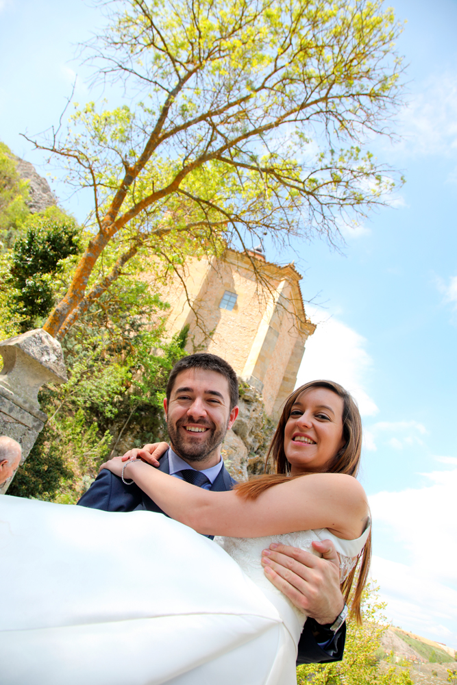 novia en brazos de novio en ermita de San Saturio Soria