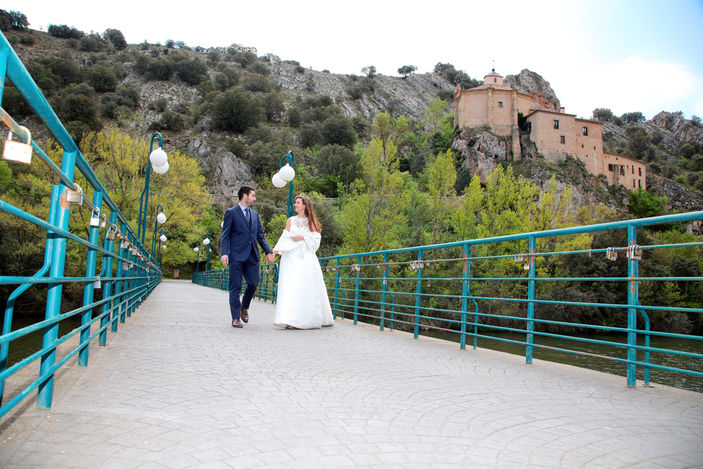 Reportaje de fotos de boda en San Saturio andando por el puente de el río Duero