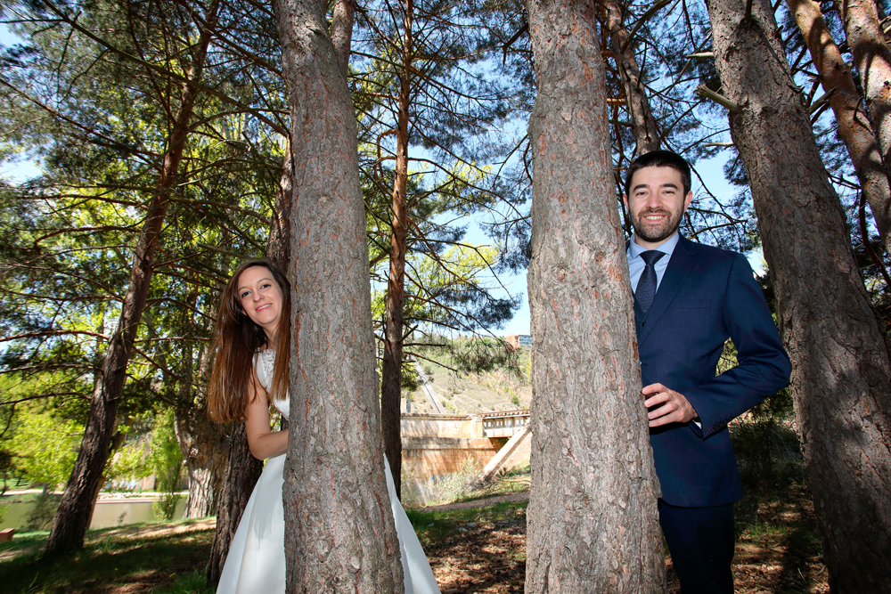 Reportaje de fotos de boda junto al Duero entre pinos